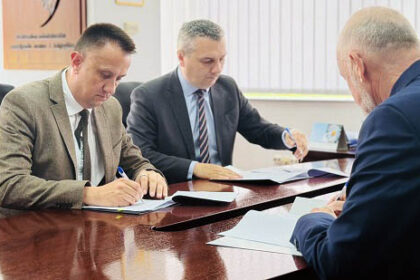 Potpisan sporazum o elektrifikaciji povratničkih naselja u Olovu