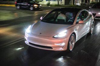 Zbog prejakih farova Tesla opoziva više od 20.000 vozila u SAD-u