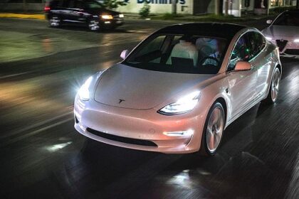 Zbog prejakih farova Tesla opoziva više od 20.000 vozila u SAD-u