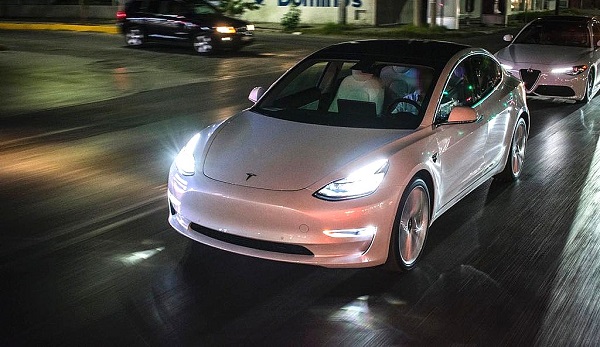 Zbog prejakih farova Tesla opoziva više od 20.000 vozila u SAD-u