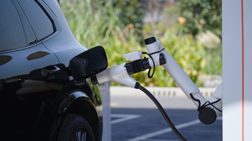 Geely predstavio punjač od 2.250 kW: Električni automobil puni se za nekoliko minuta - Biznis.ba