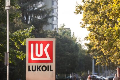 Milijarder Todd Boehly predvodi ponudu za Lukoilovu imovinu vrijednu milijarde