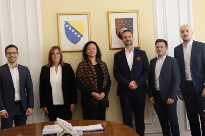 Ministar Kalamujić s delegacijom IFC-a: Više od 10 miliona KM uštede kroz efikasnije upravljanje zaduženjem