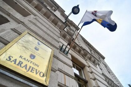 Vlada KS ulaže sredstva za sanaciju krovova i liftova objekata oštećenih tokom agresije